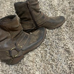 Black/brown distressed booties!